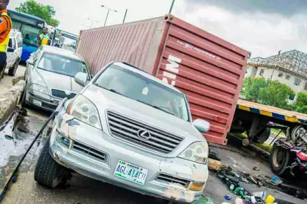 Family Of 5 Rescued After Container Fell On Multiple Vehicles On Lagos Road 